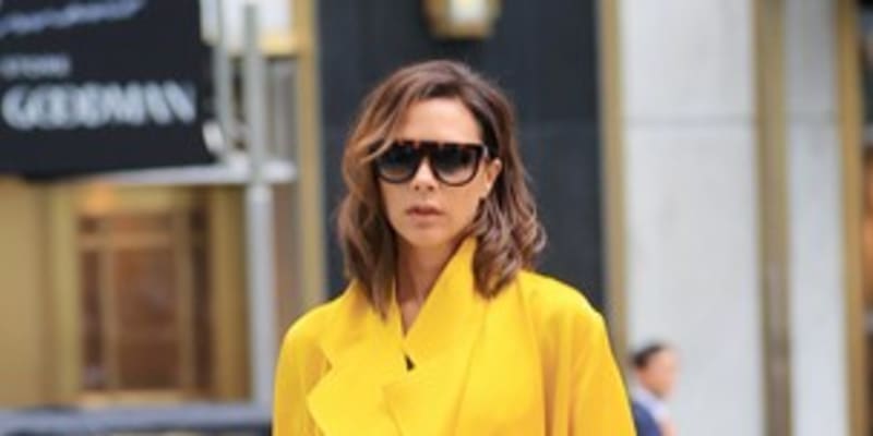 Stylová Victoria Beckham oblékla kanárkově žlutý baloňák.