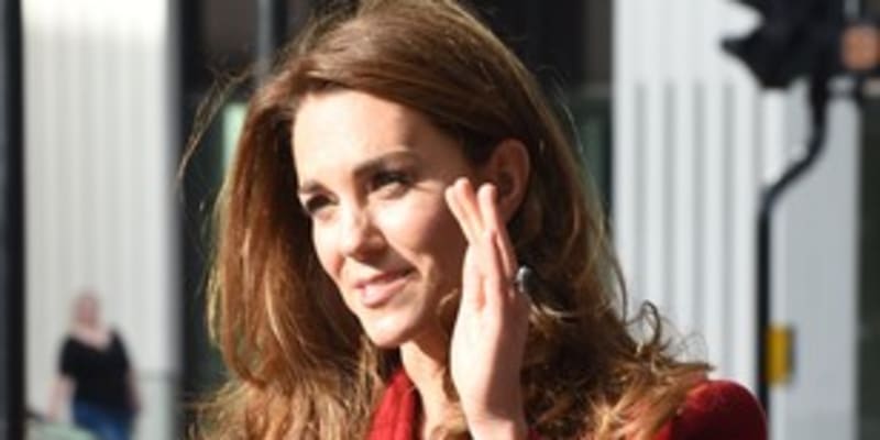 Kate Middleton v elegantním a nadčasovém kabátu působí jako pravá dáma.