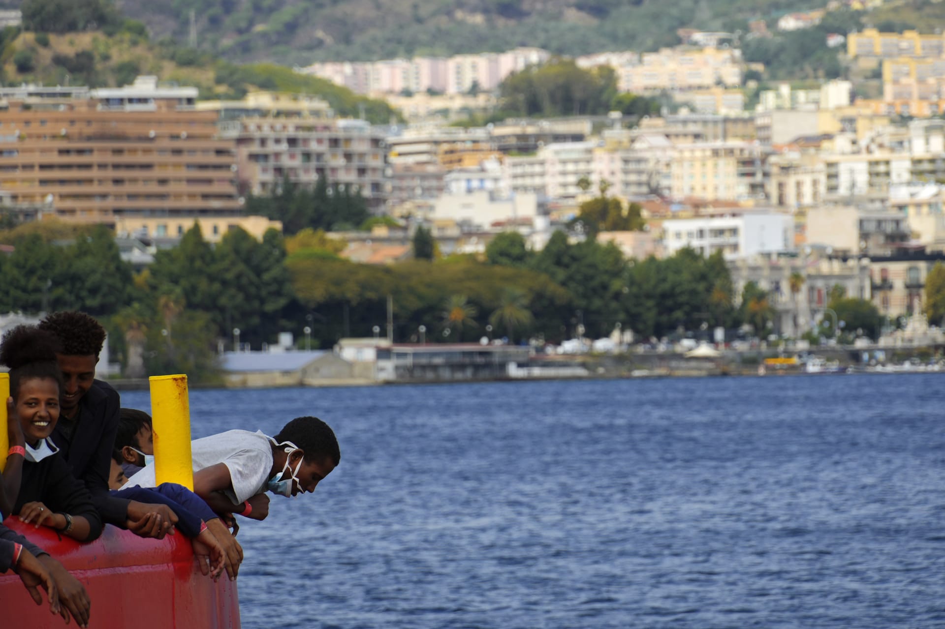 Migranti na palubě záchranné lodi španělské nevládní organizace Open Arms po zakotvení v přístavu Messina na italské Sicílii ve čtvrtek 22. září 2022. 