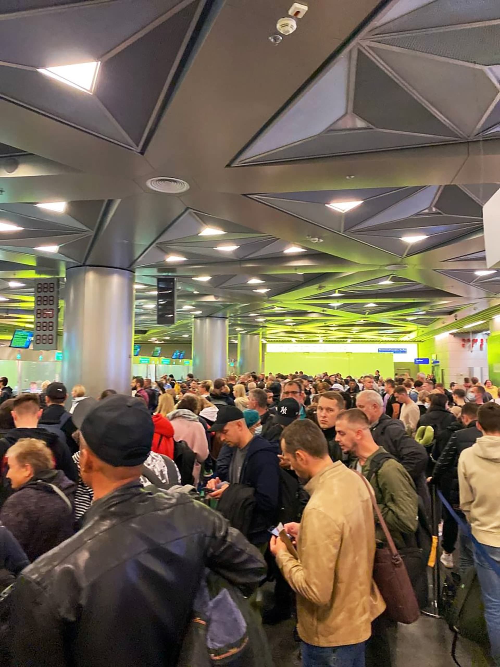 Rusové prchají z domoviny, zaplnili moskevská letiště. Mnoho z nich vyrazilo na Letiště Moskva-Vnukovo.