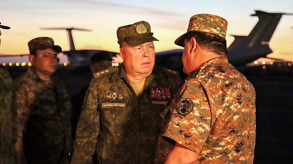 Ruský důstojník Anatolyj Sidorov přiletěl kontrolovat situaci v Arménii (19. 9. 2022).