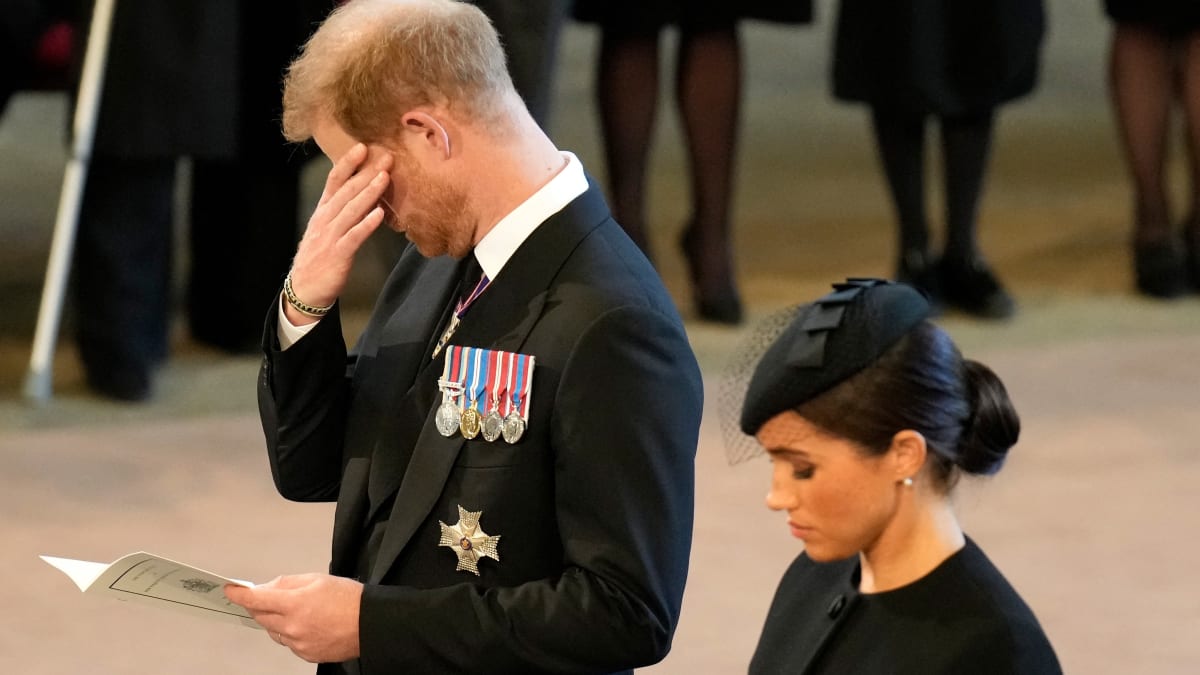 Princ Harry s vévodkyní Meghan na pohřbu královny Alžběty II.