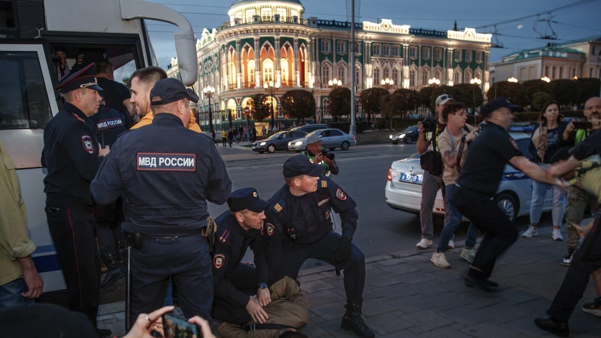 Policie zadržuje protestující na demonstraci proti mobilizaci (Jekatěrinburg 21.09.2022).