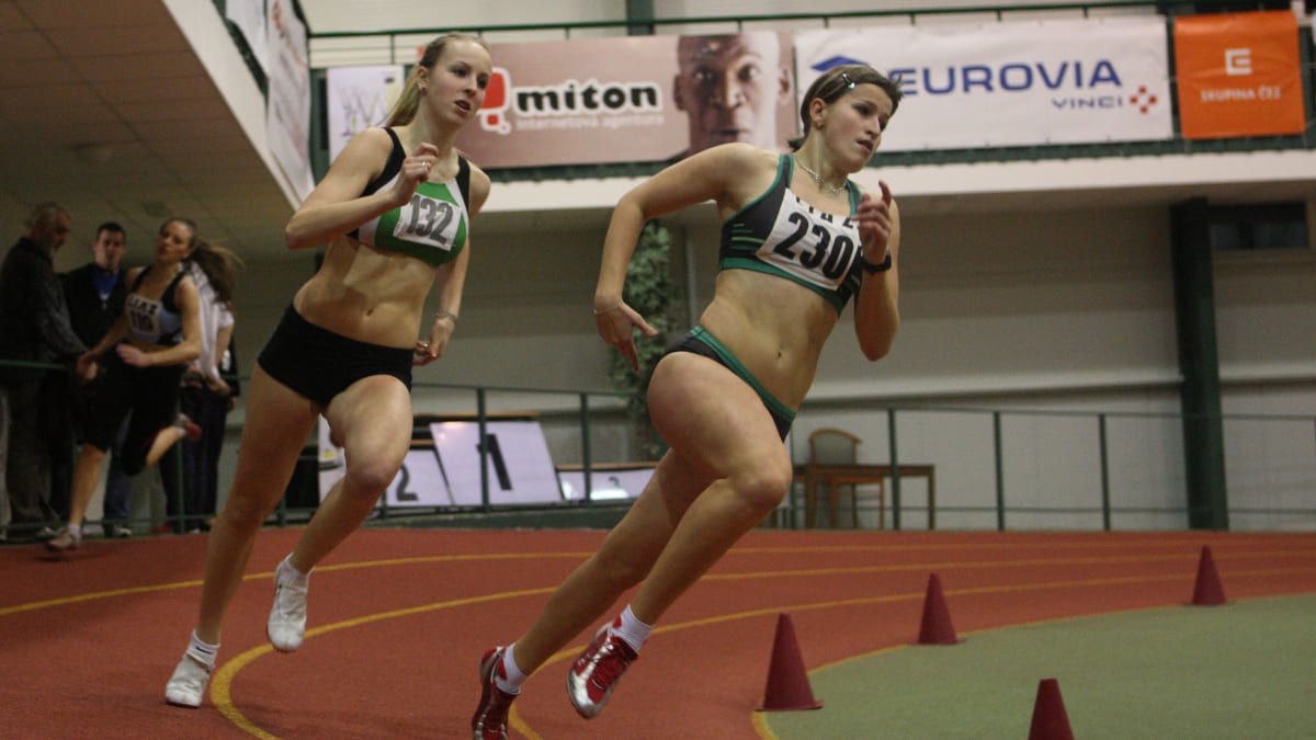 Tereza Vytlačilová (vlevo) na atletickém závodě (2012)