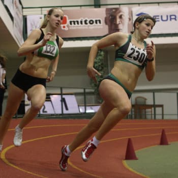 Tereza Vytlačilová (vlevo) na atletickém závodě (2012)