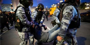 Ruský odpor vůči mobilizaci sílí. Někteří protestující obdrželi povolání hned po zadržení
