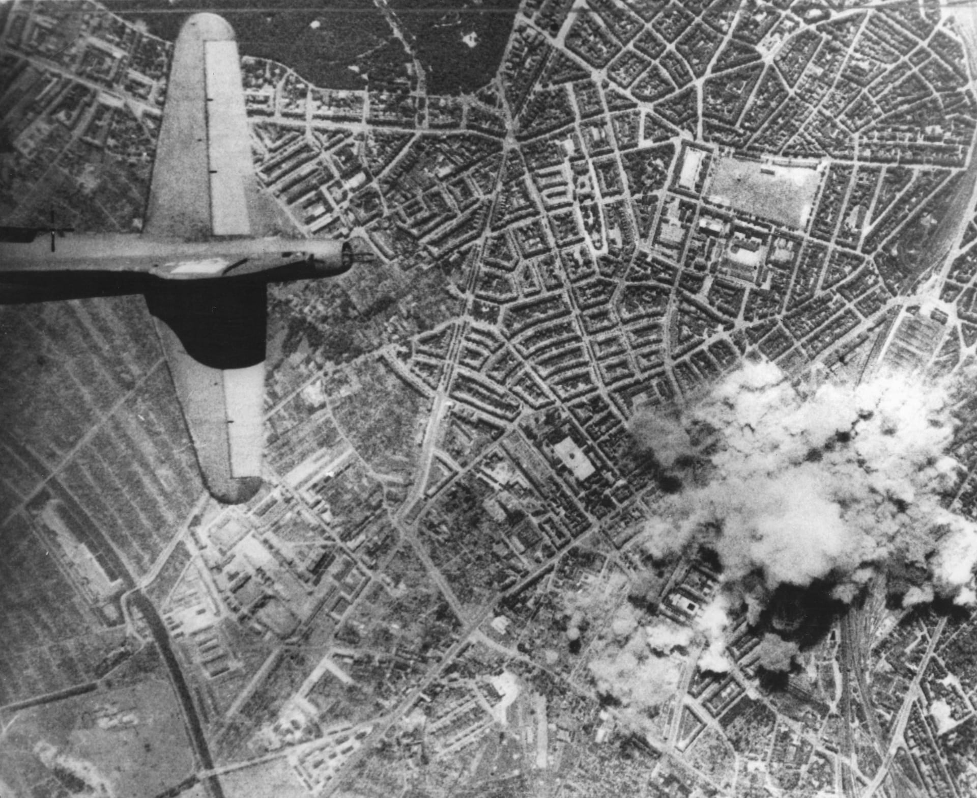 Zničené město z pohledu spojeneckých pilotů