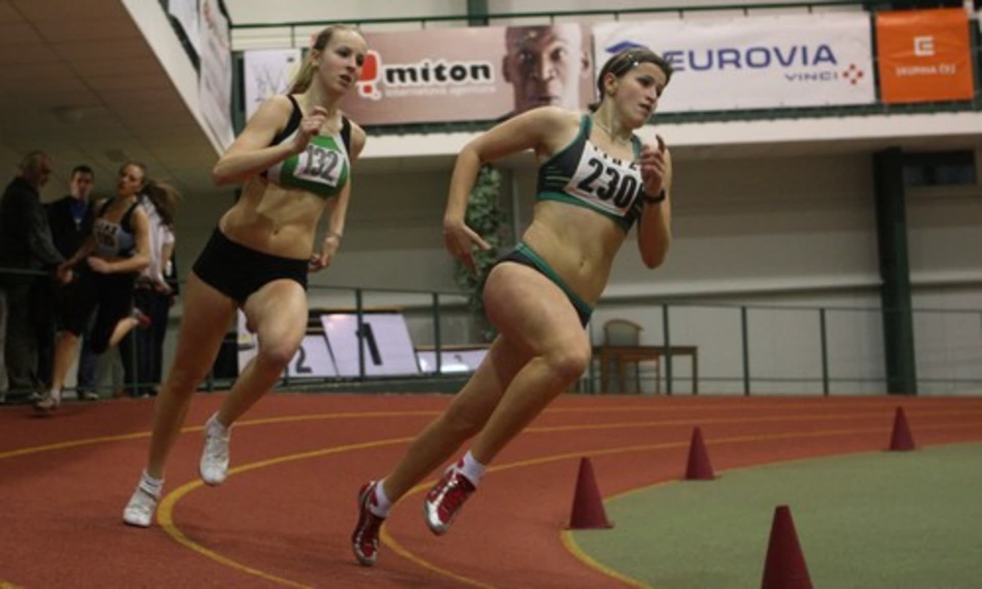 Tereza Vytlačilová (vpravo) na atletické závodě (2012).