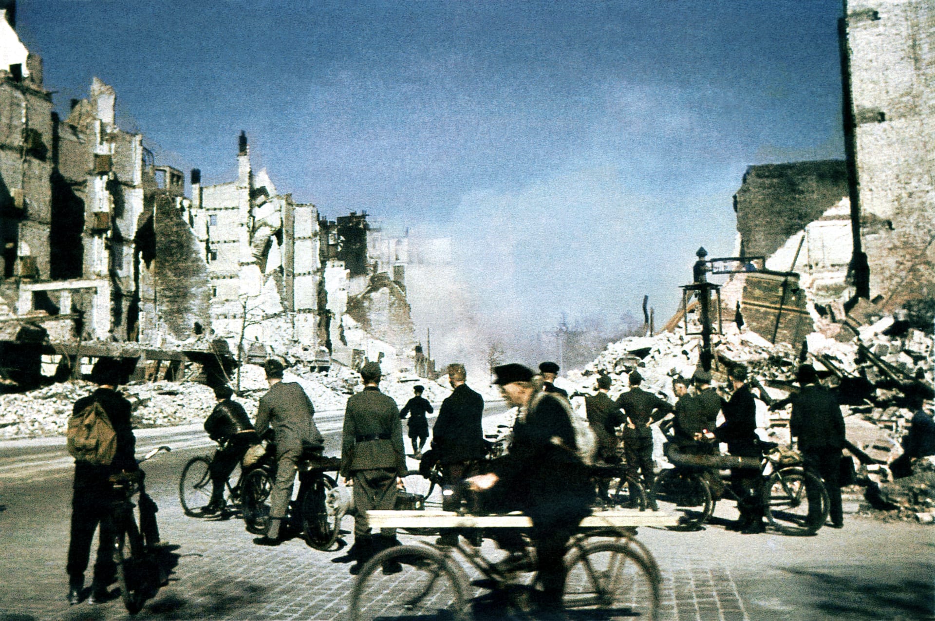 Po válce se do zničeného města vracelo 10 000 obyvatel týdně 