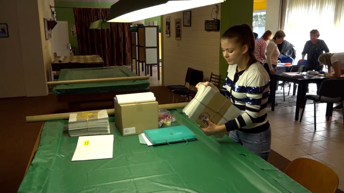 Volby do místních zastupitelstev se odehrávaly na řadě netradičních míst.