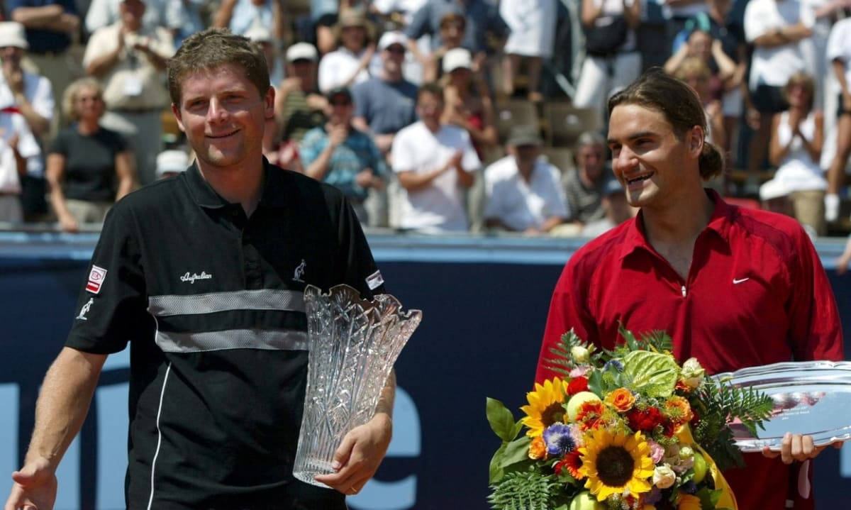 Jiří Novák si proti Rogeru Federerovi zahrál celkem devětkrát, čtyřikrát odešel jako vítěz. Fotografie byla pořízena po finále turnaje ve Gstaadu v roce 2003.