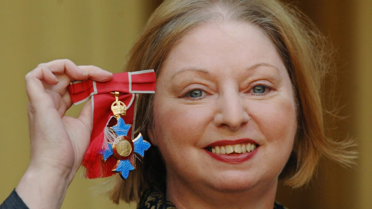 Spisovatelka Hilary Mantelová v Buckinghamském paláci poté, co obdržela Řád britského impéria od královny Alžběty II. (5. prosince 2006)