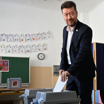 Tomio Okamura ve volební místnosti
