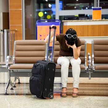 Zoufalá žena na letišti (ilustrační snímek)