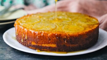 Obrácený ricottový koláč s medovým sirupem s citronem