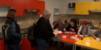 Volební střípky: Souboj žen proti mužům, hudební kandidáti v Opavě i bábovka pro komisaře