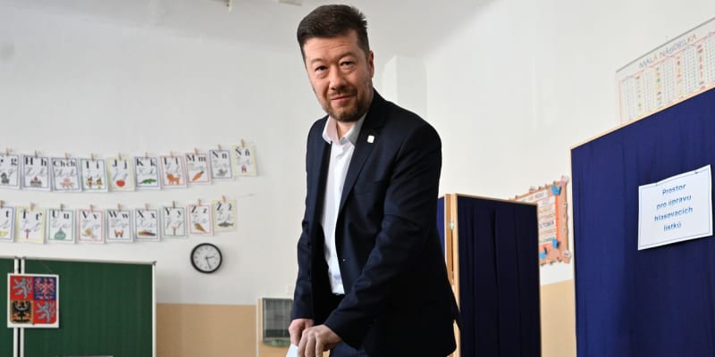 Tomio Okamura ve volební místnosti