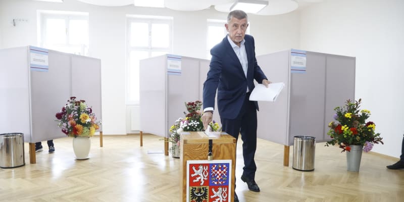 Odvolit hned po 14. hodině přišel do volební místnosti v Průhonicích expremiér Andrej Babiš.