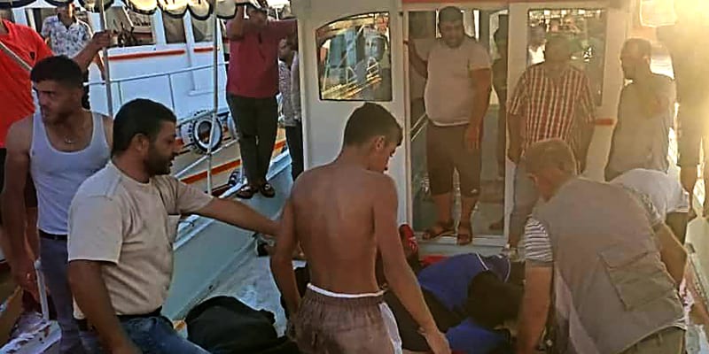 Jedna z lodí, podílejících se na záchranné akci s těly utonulých