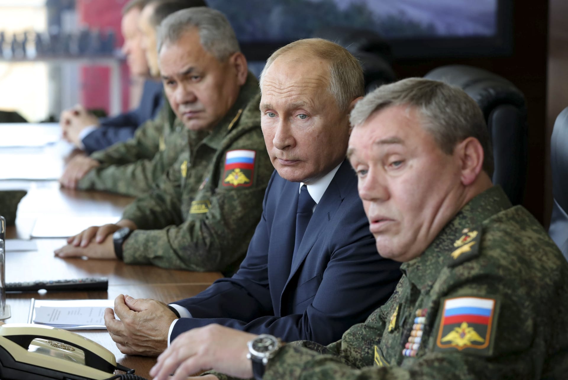 Ministr obrany Sergej Šojgu, prezident Vladimir Putin a náčelník generálního štábu ozbrojených sil Ruské federace Valerij Gerasimov