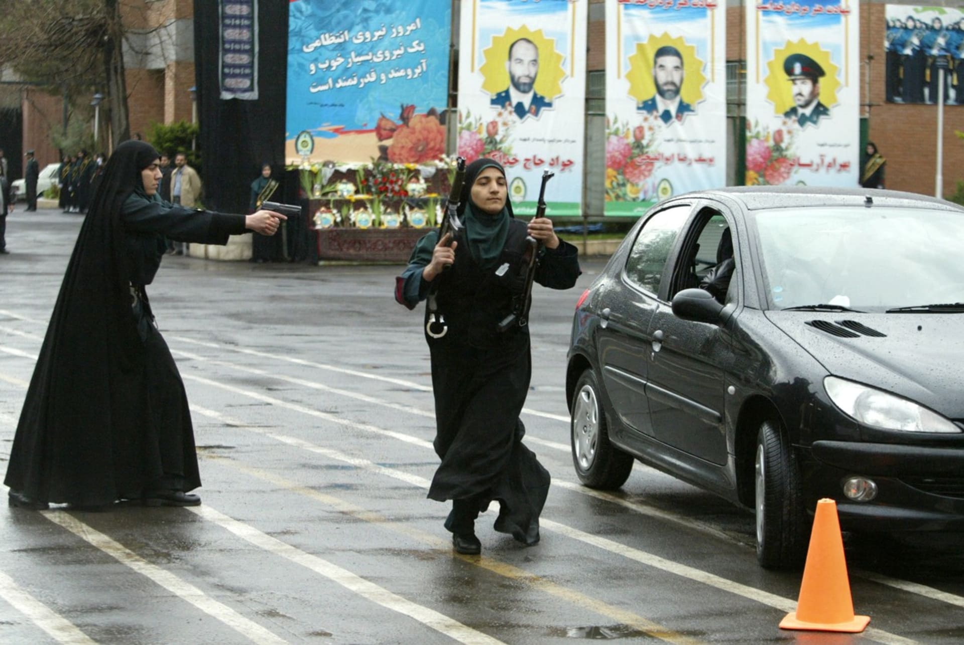 Íránské policistky se soustředí zejména na zločiny, které páchají ženy (12. 3. 2005).