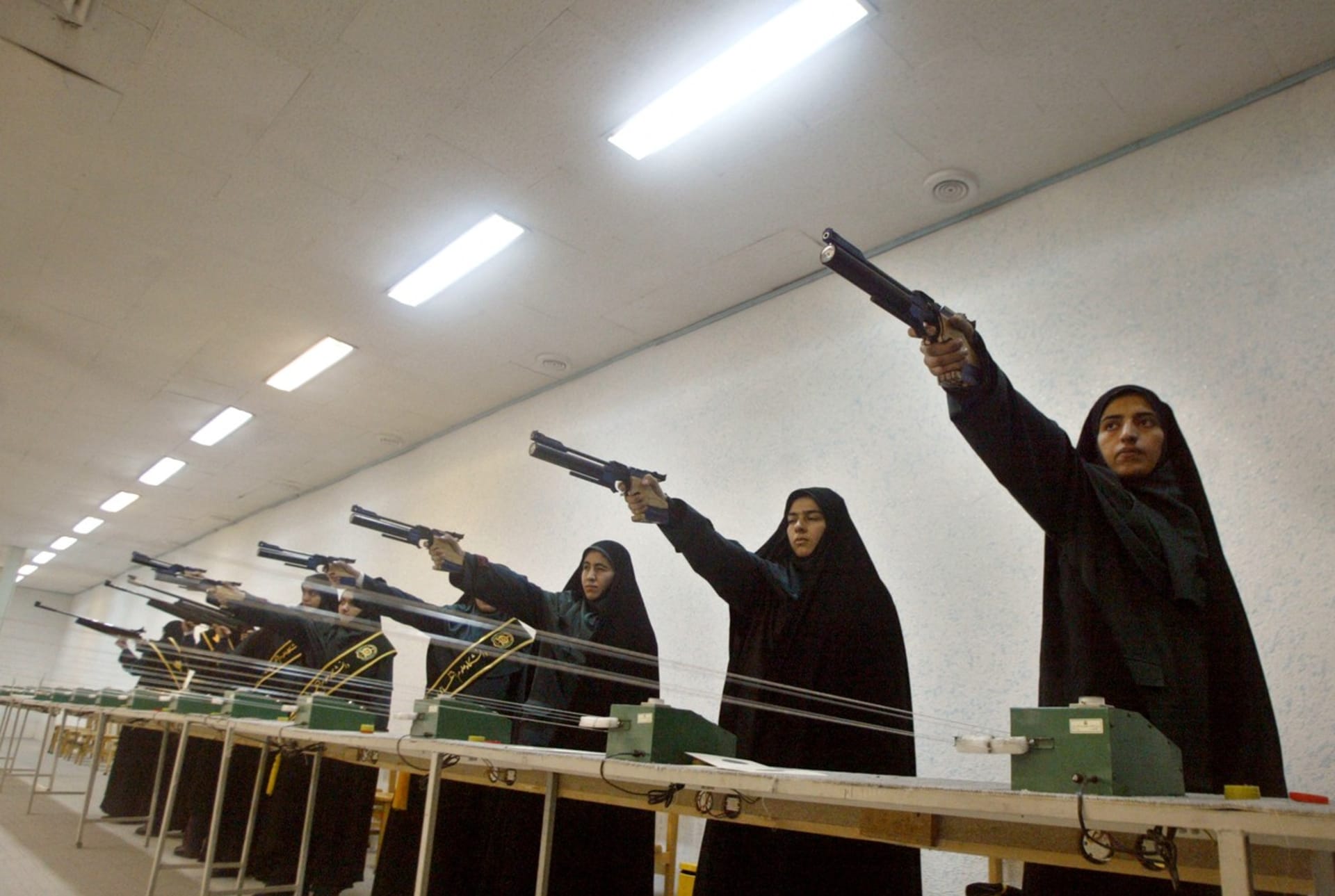 Policistky trénují střelbu na policejní akademii v Teheránu (12. 3. 2005).