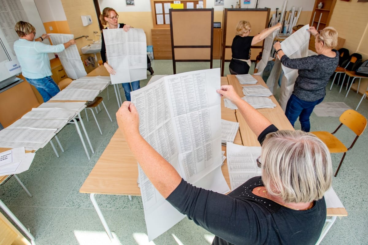 Členové volební komise okrsku 77 v Hradci Králové sčítají výsledky po ukončení voleb do zastupitelstva města, 24. září 2022.