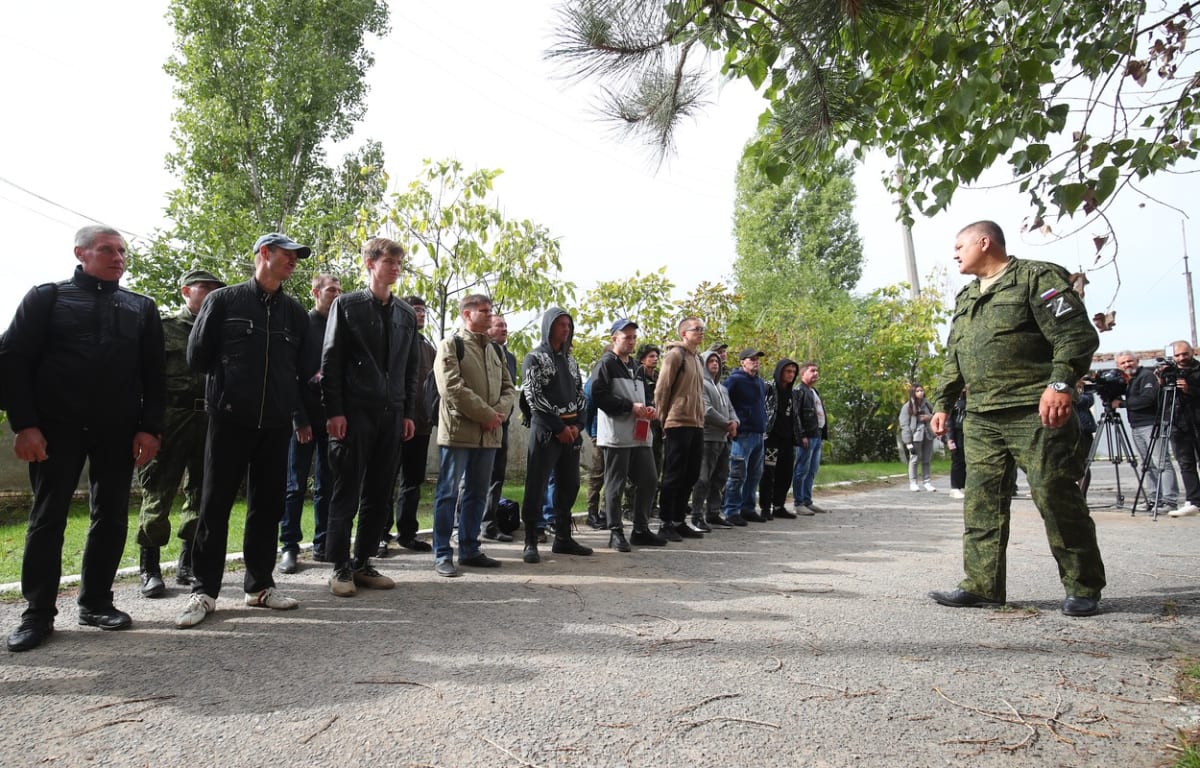 Muži, kteří dostali povolávací rozkaz, stojí před vojenským velitelstvím ve Volgogradu