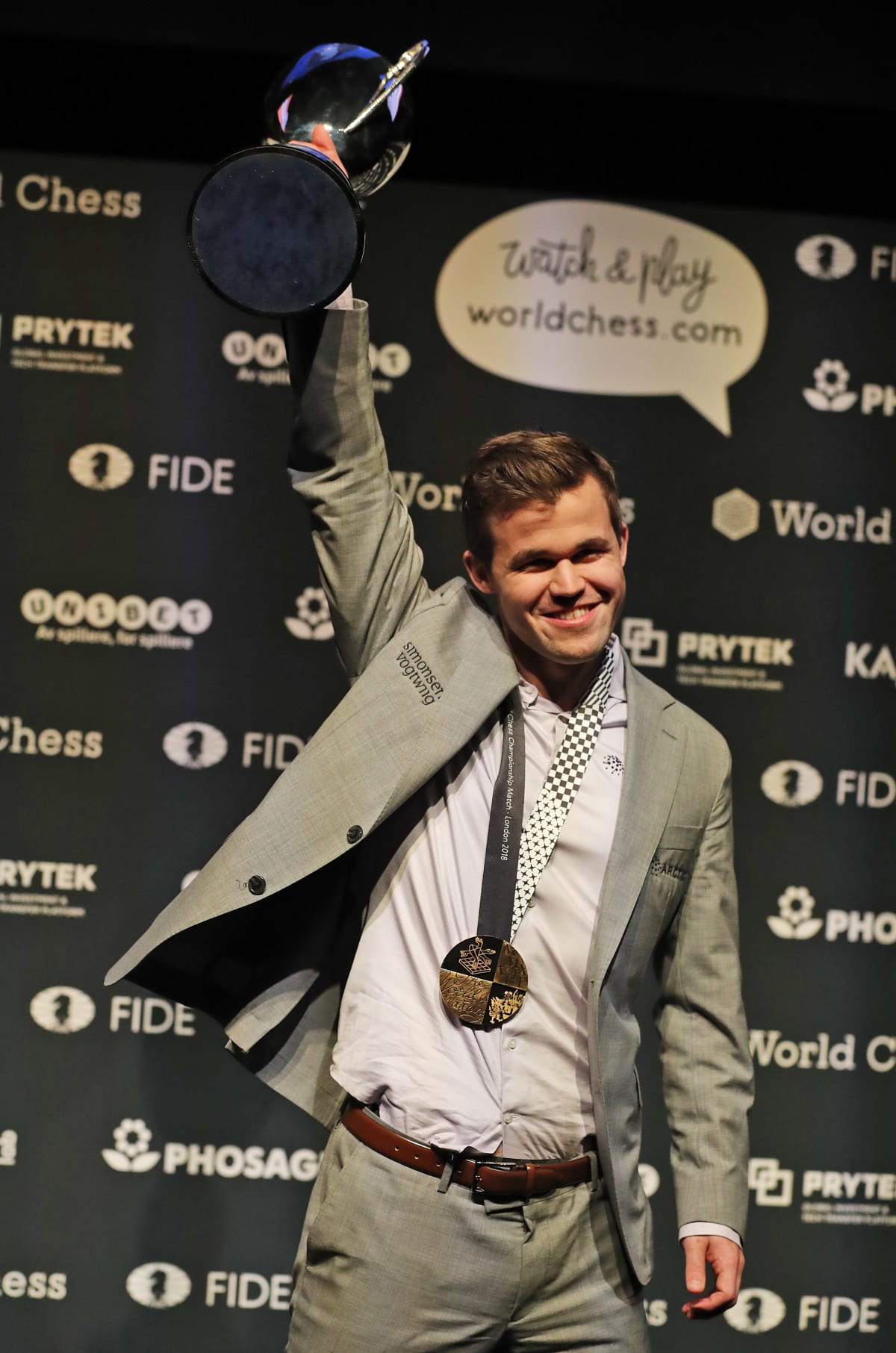 Magnus Carlsen slaví udržení titulu mistra světa (2018).