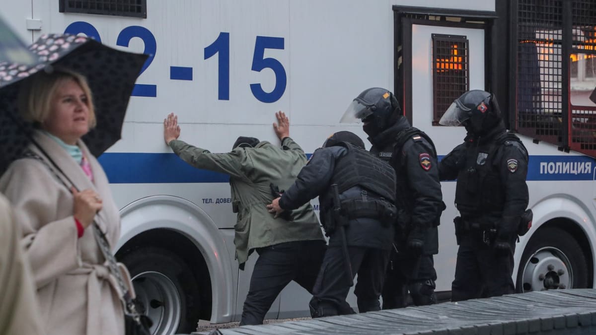 Další brutální zákroky v Rusku. Policie zatkla stovky demonstrantů proti mobilizaci