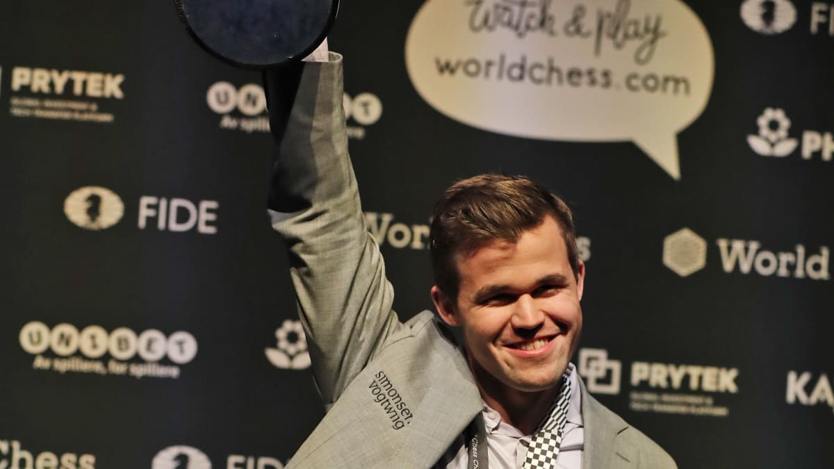 Magnus Carlsen při oslavě obhajoby titulu mistra světa (2018)