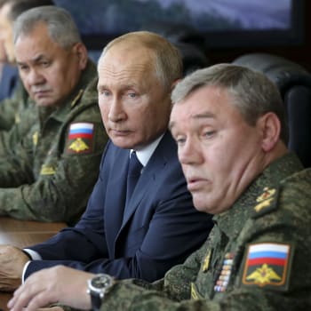 Zleva: Ministr obrany Sergej Šojgu, prezident Vladimir Putin a náčelník generálního štábu ozbrojených sil Ruské federace Valerij Gerasimov