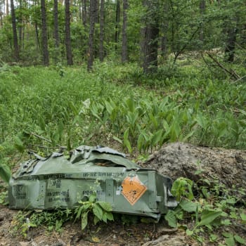 Zbytky krabice s výbušninami, zanechané ruskou okupační armádou v ukrajinském lese (ilustrační foto)