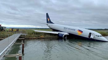 Drama ve Francii. Letadlo sjelo z dráhy a skončilo v jezeře, zasahovalo 60 hasičů