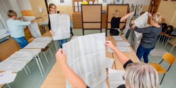 ON-LINE: Volby skončily, komisaři sčítají hlasy. Hotovo už mají v nejmenších obcích