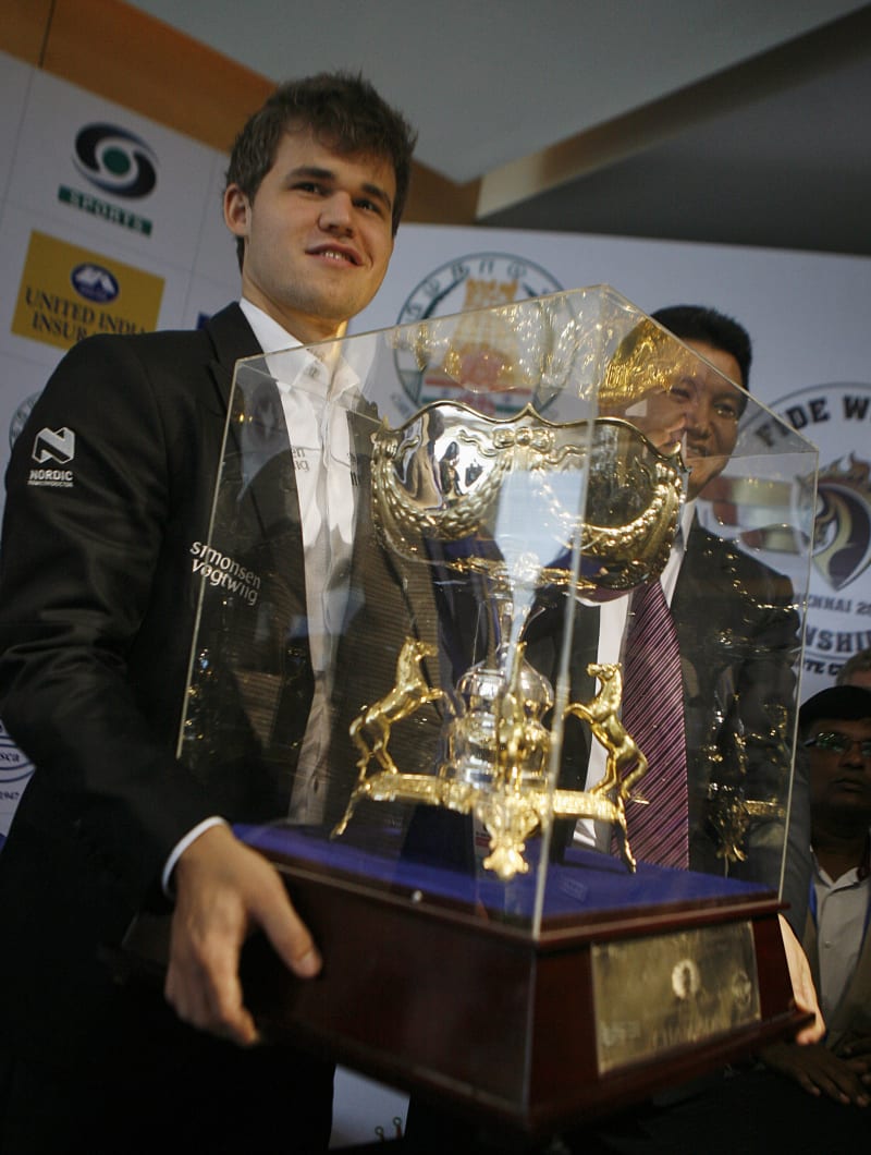 Magnus Carlsen se stává světovým šampionem po vítěství nad Vishym Anandem (2013).