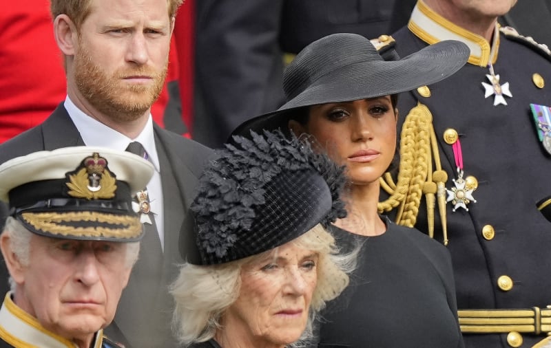 Harry a Meghan na pohřbu královny Alžběty I. hned za budoucím králem Karlem III. Od té doby však spory s rodinou ještě prohloubili.