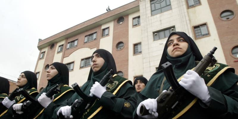 Přehlídka policistek v Íránu (12. 3. 2005)