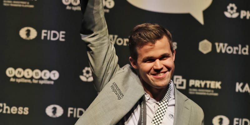 Magnus Carlsen slaví udržení titulu mistra světa (2018).