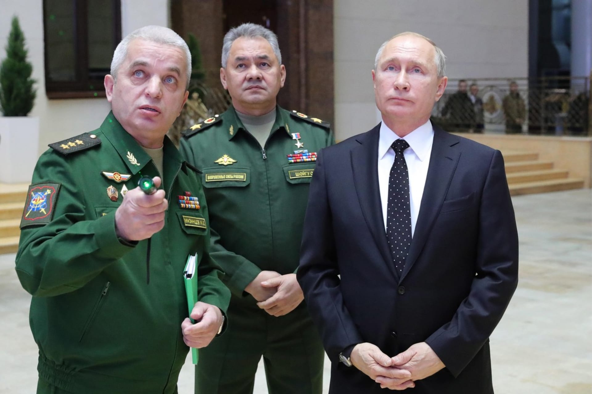 Generálplukovník Michail Mizincev (vlevo) se stal novým náměstek ministra obrany a bude dohlížet na logistiku armády.
