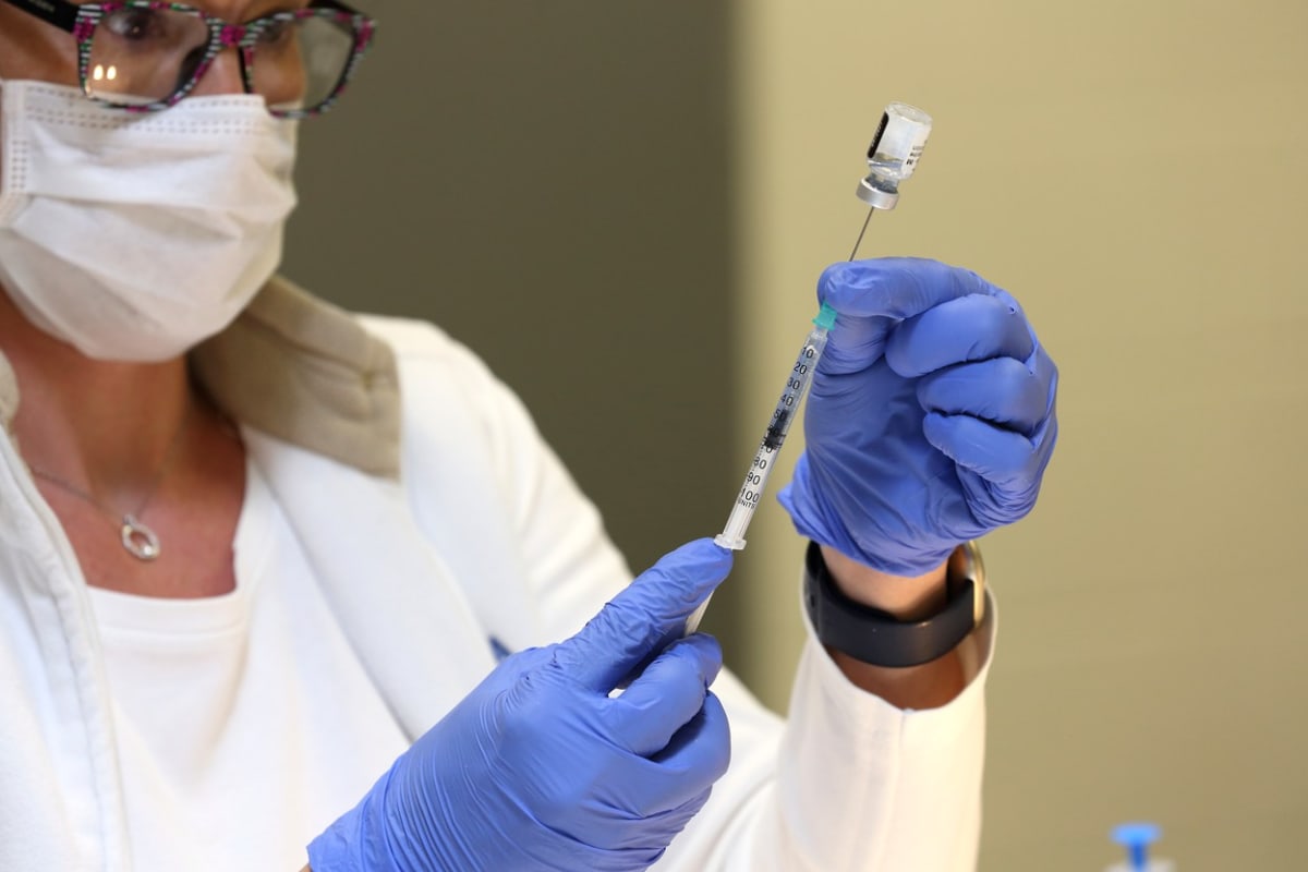Lékaři mají obavy z nové varinty covidu BQ1. Nákaze by mohlo zabránit očkování. (Ilustrační snímek) 