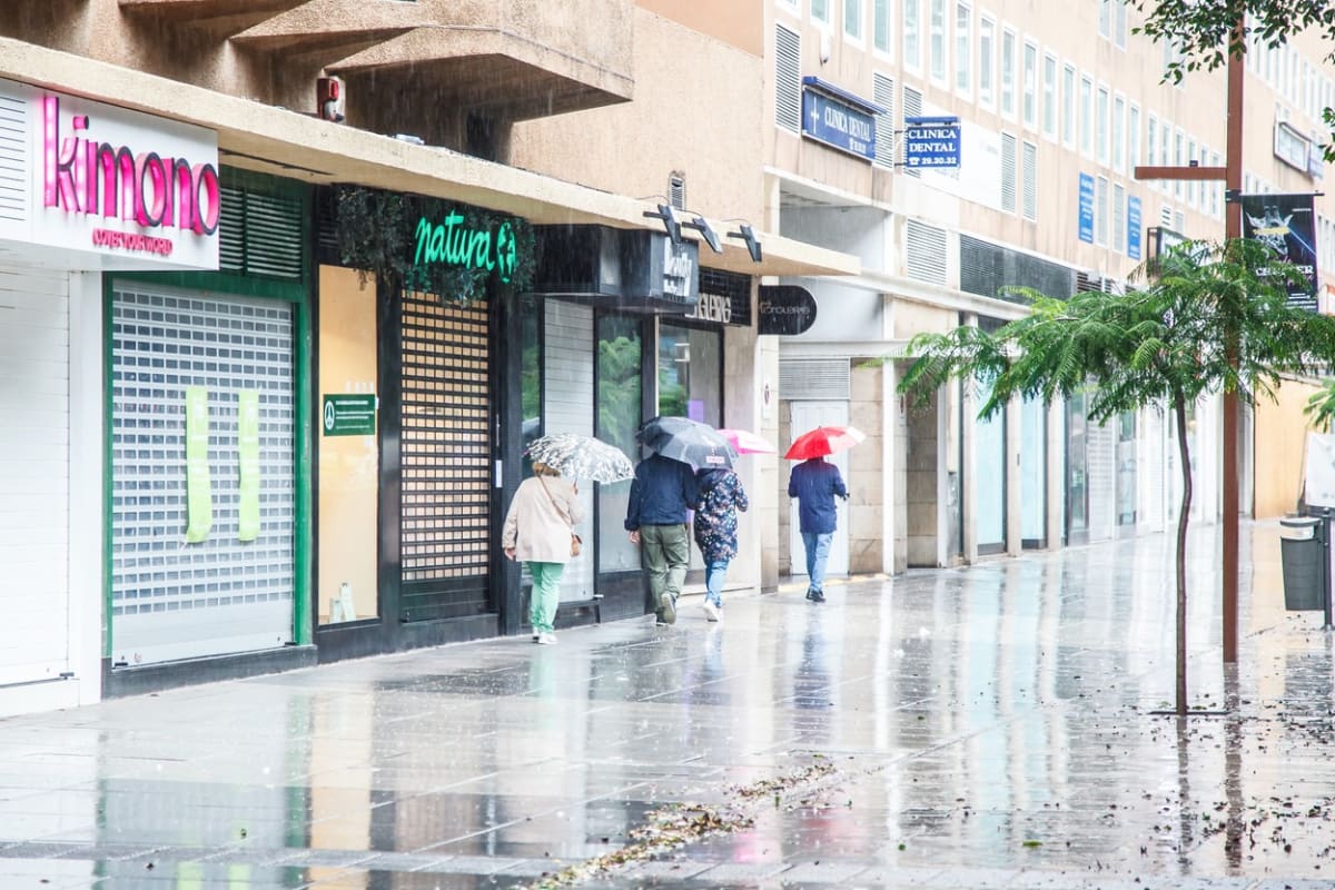 Kanárské ostrovy bičuje silný vítr a deště. Jsou následkem tropické bouře Herminy, která do turisty oblíbené destinace přinese nejhorší počasí za posledních deset let. 