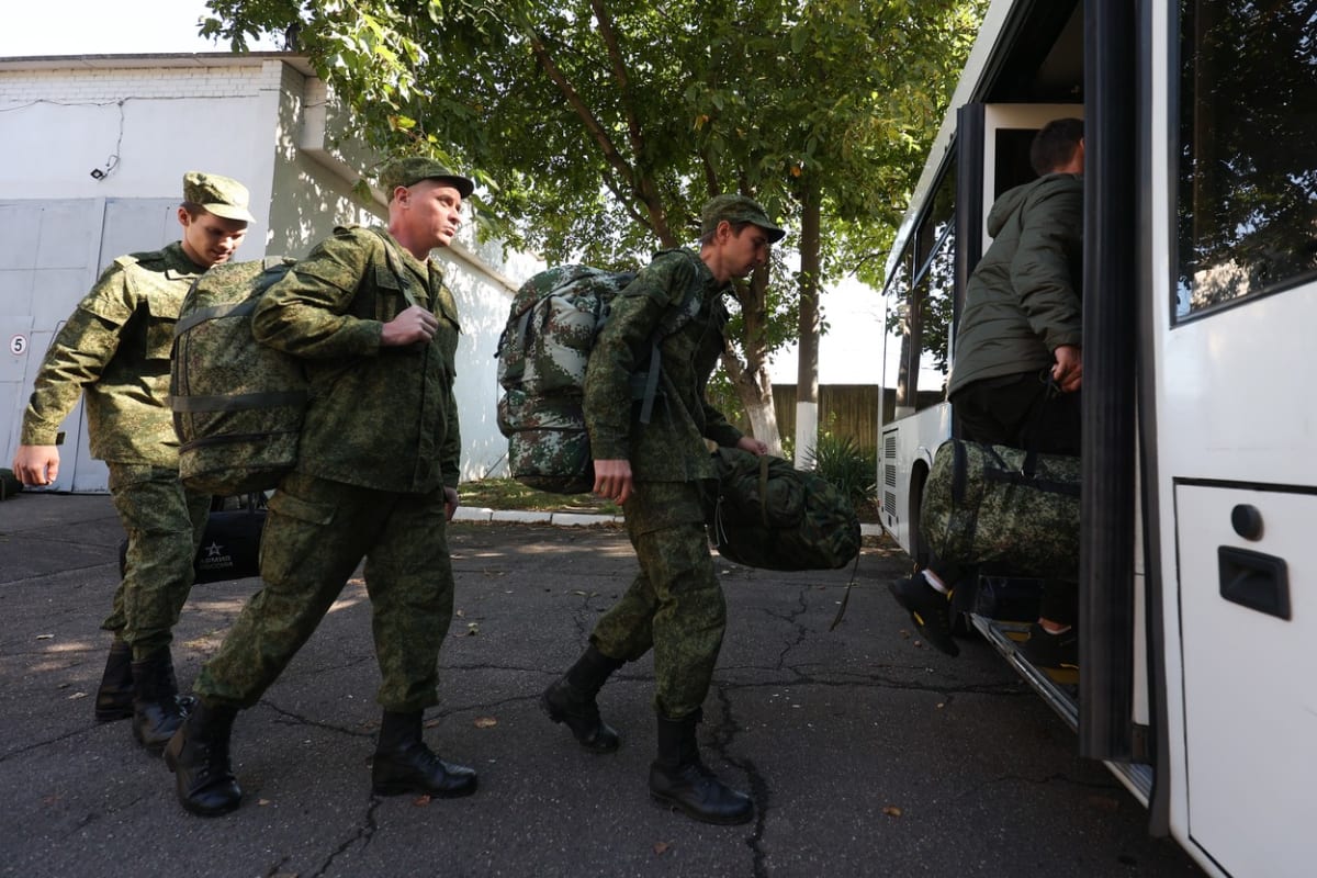 Rusové podléhající mobilizaci nastupují do autobusu u vojenského velitelství ve městě Krasnodar
