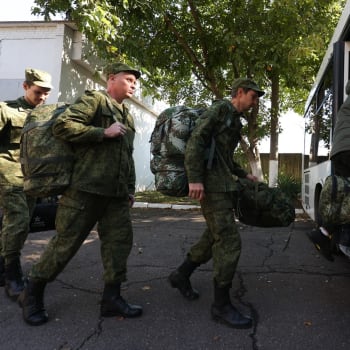 Rusové podléhající mobilizaci nastupují do autobusu u vojenského velitelství ve městě Krasnodar.
