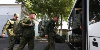 Rvačky, smích i spánek opilců. Ruští branci odjíždějí do války na Ukrajině namol