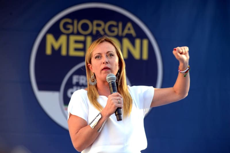 Předsedkyně strany Bratři Itálie Giorgia Meloniová má nakročeno k tomu, aby se stala první premiérkou v dějinách Itálie.