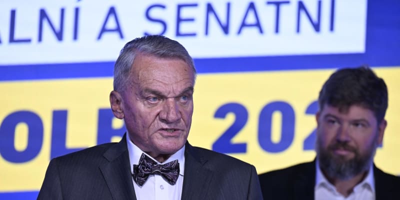 Bývalý pražský primátor Bohuslav Svoboda (vlevo) s uskupením Spolu uspěl v komunálních volbách na pražský magistrát. Postaví koalici?