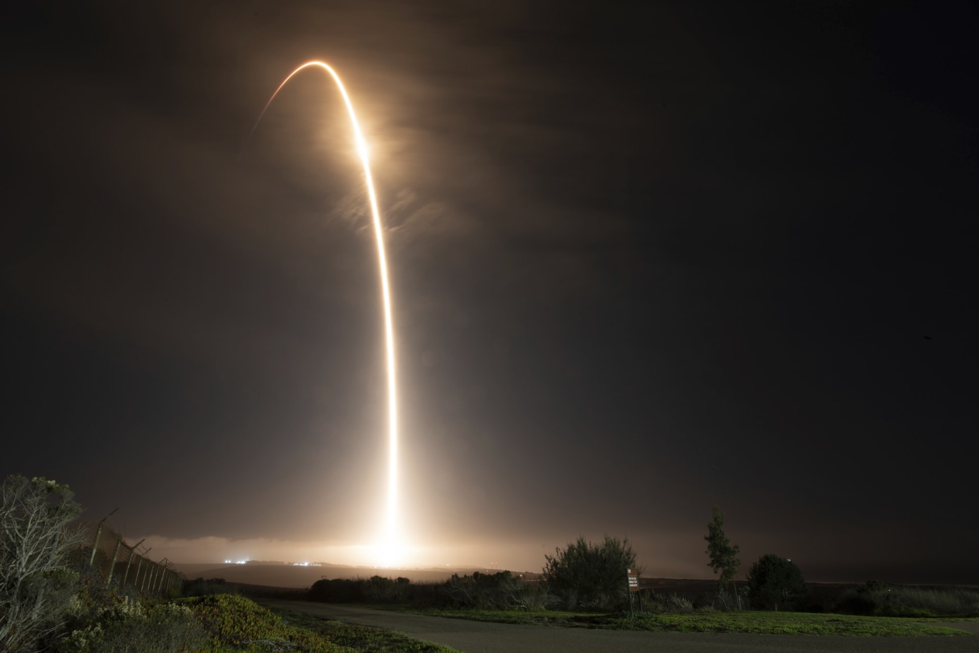 Raketa SpaceX Falcon 9 s připojenou kosmickou lodí DART odstartovala (listopad 2021).