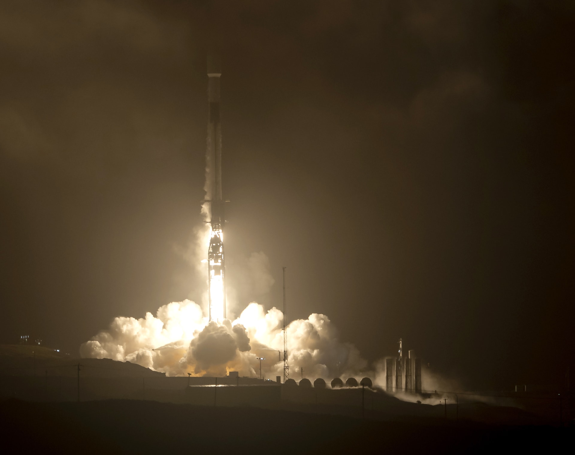 Raketa SpaceX Falcon 9 s připojenou kosmickou lodí DART startuje (listopad 2021).