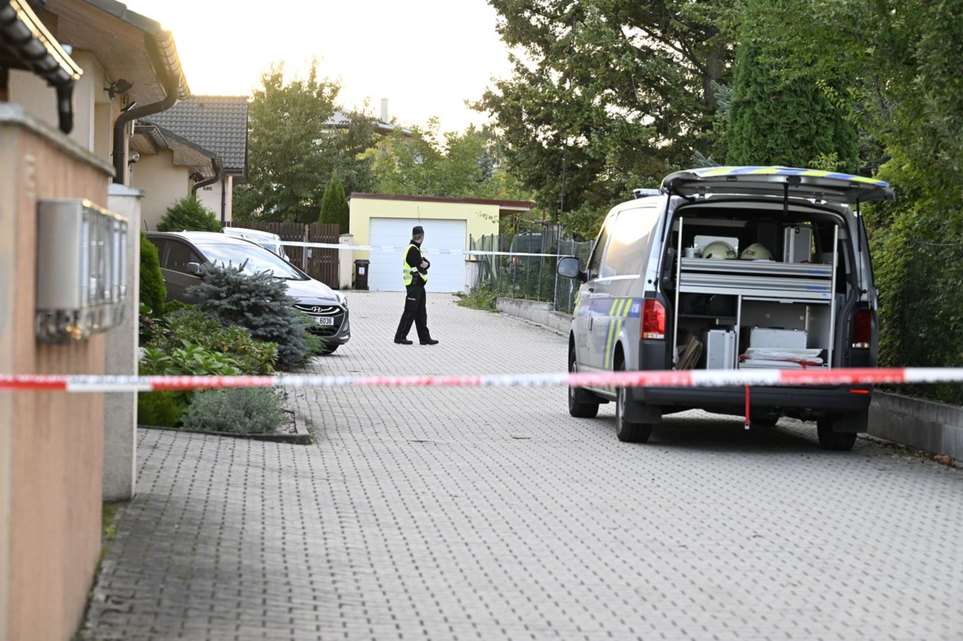 Policisté u rodinného domu v Měšicích u Prahy, kde byli nalezeni čtyři mrtví lidé